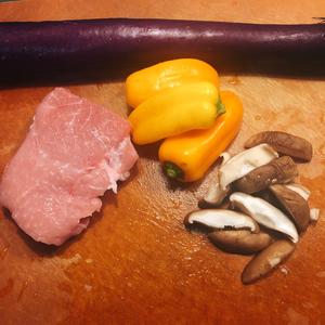 猪肉彩椒茄子香菇粥（二阶段辅食粥）的做法 步骤1