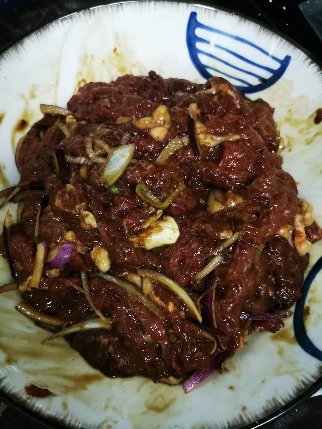 甩著名火锅店十几条街的鲜牛肉腌制法