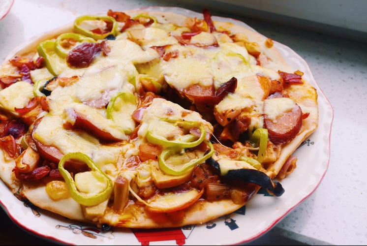 薄饼脆皮火腿pizza