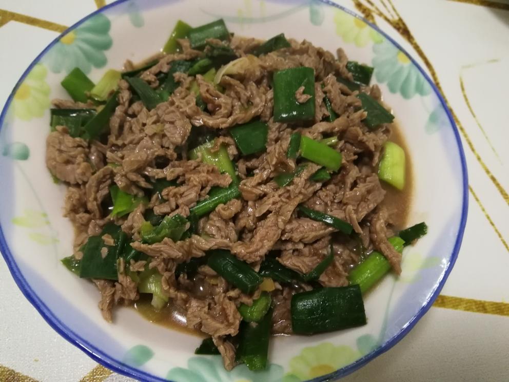 牛肉炒大蒜叶的做法