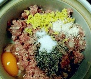 酱汁米肉丸子的做法 步骤2