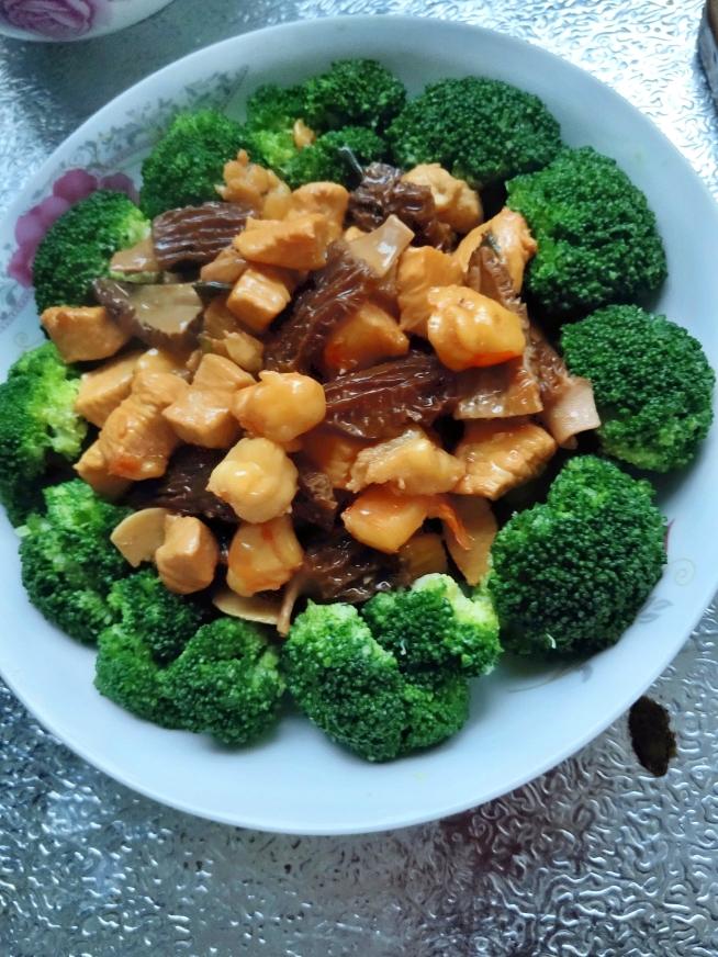 羊肚菌炒鸡肉的做法