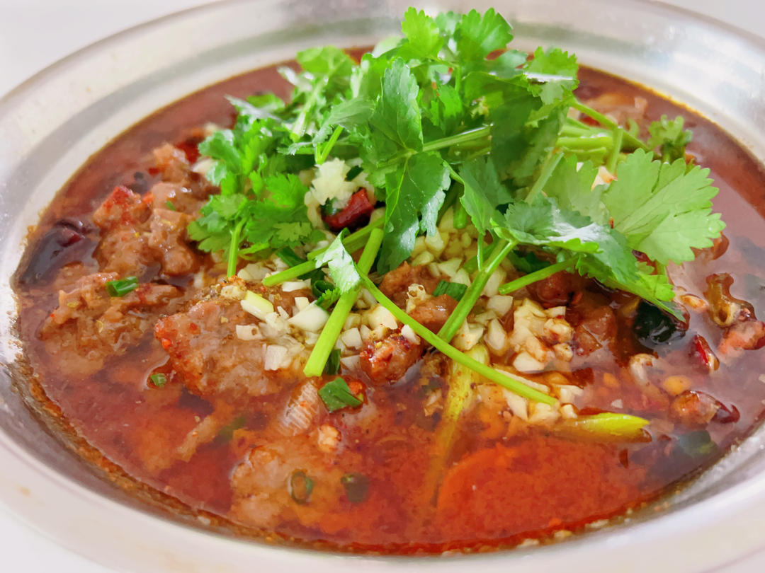 厨师长教你：“豆花水煮牛肉”做法，牛肉麻辣鲜香，豆花嫩滑入味