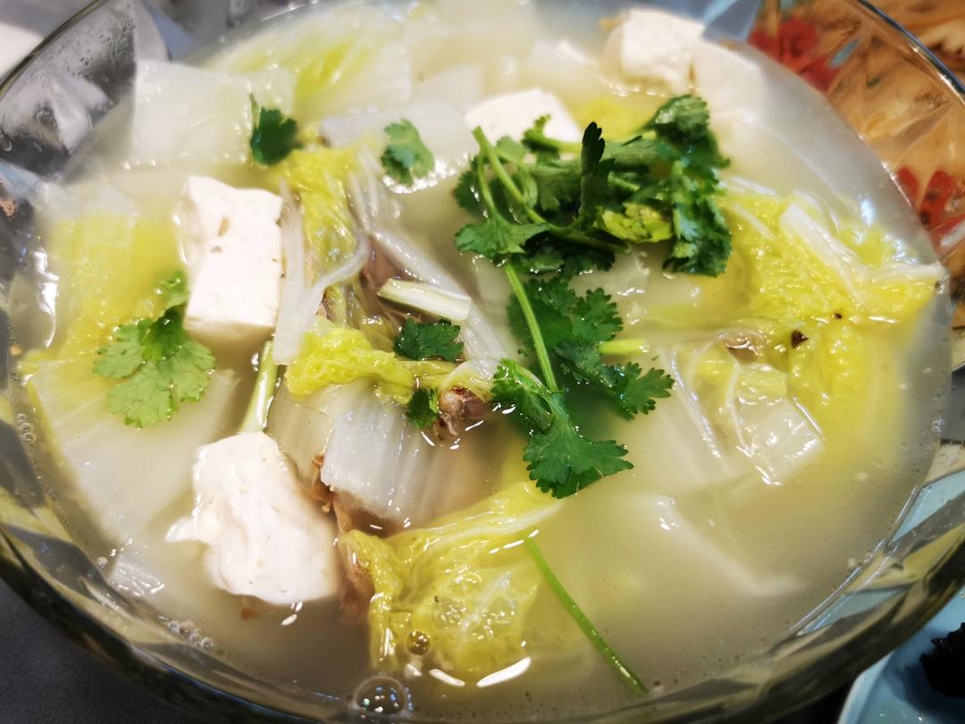 奶白的白萝卜鸭架汤