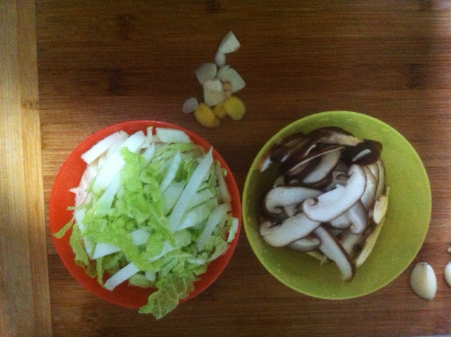 香菇烩大白菜的做法 步骤1