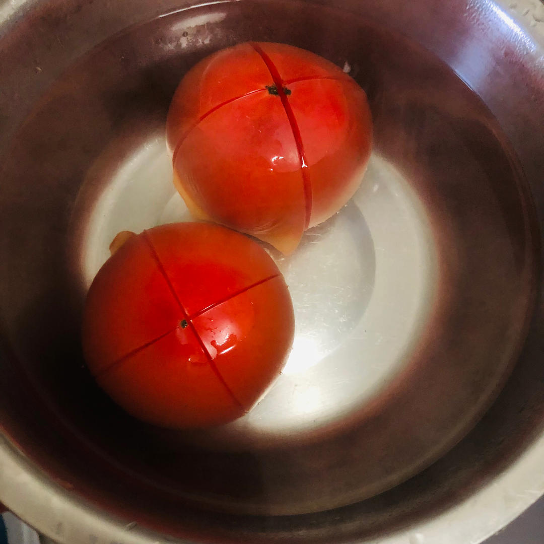西红柿打个十字花刀用开水烫一下,更容易去皮西红柿炒鸡蛋的做法蒜末2