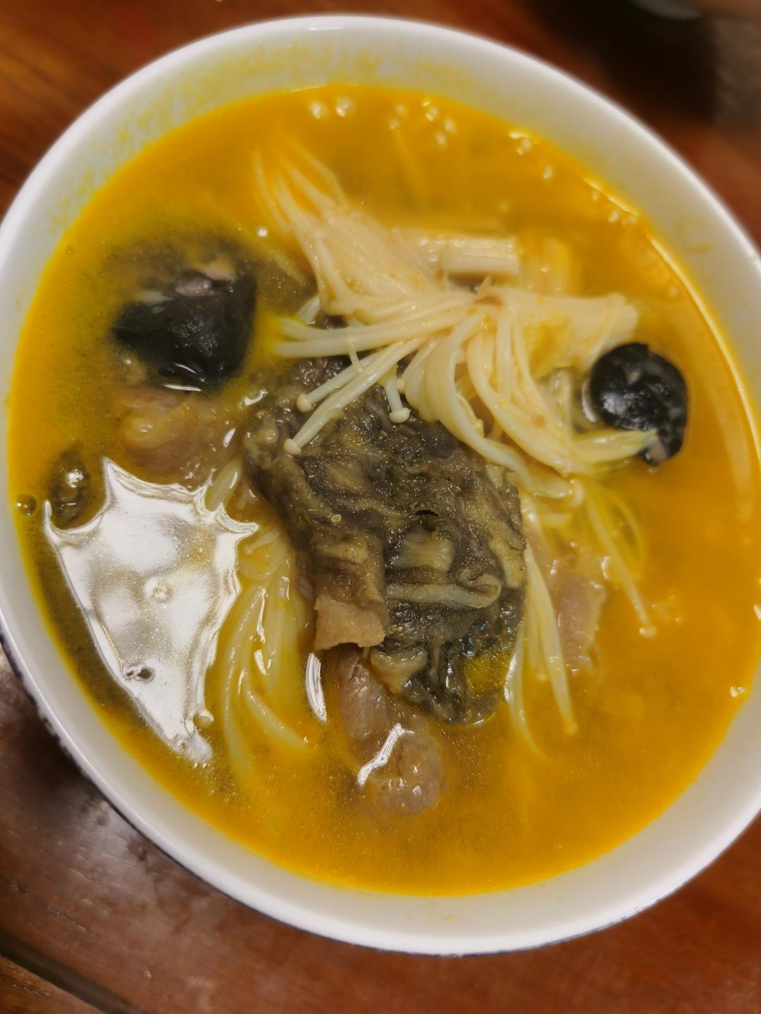 酸汤金针菇肥牛卷