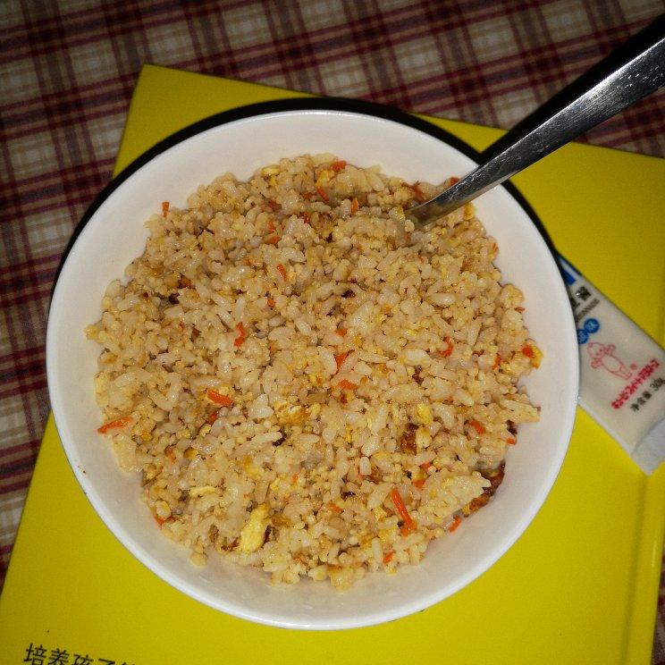 黄澄澄的炒黄金小米饭