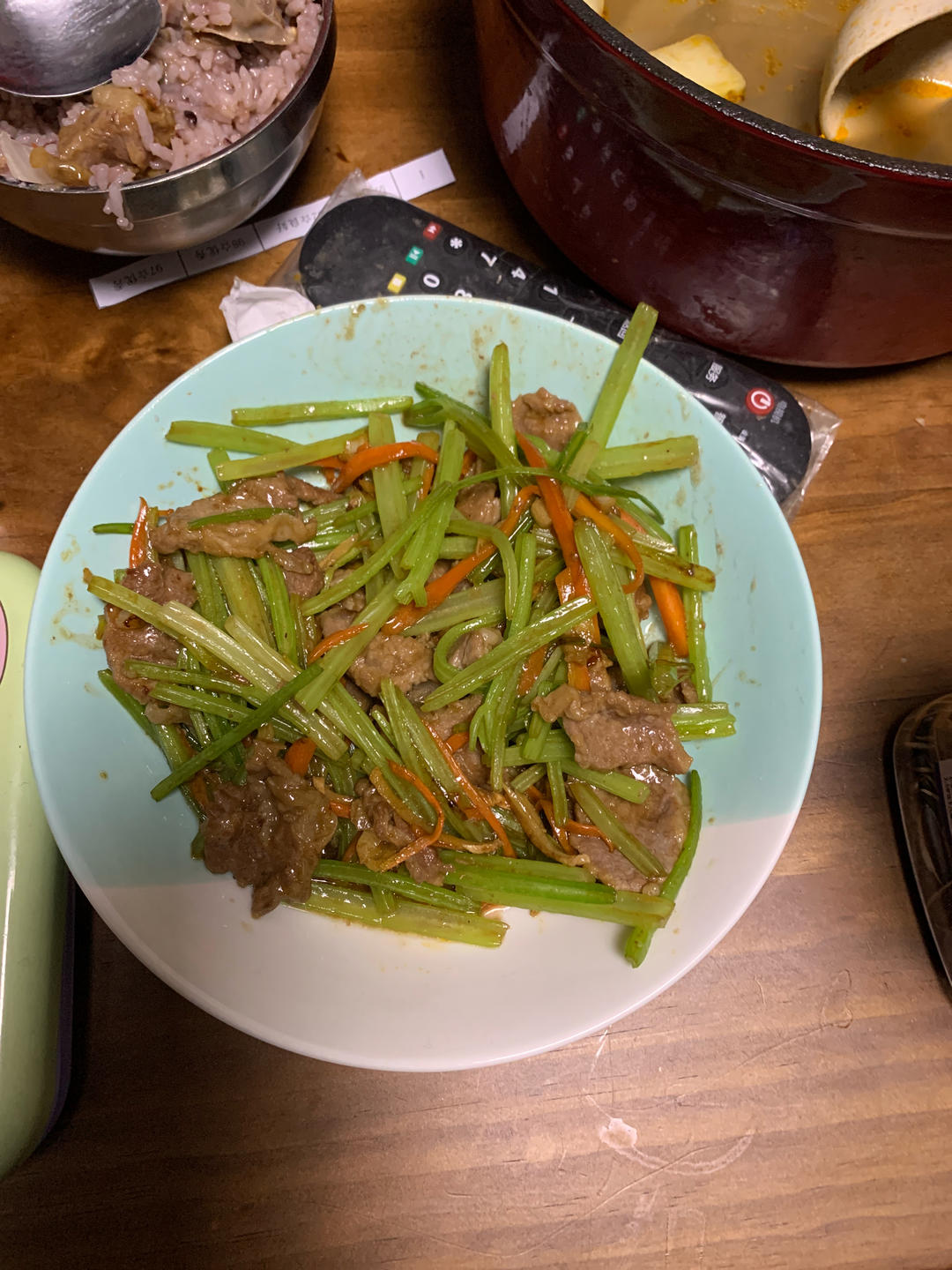 牛肉炒芹菜(不老不柴嫩滑多汁)