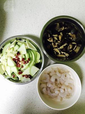 西葫芦香菇炒虾仁         （低卡高蛋白）的做法 步骤1