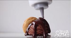 Ultimate Nutella Cupcake
榛子巧克力酱杯子蛋糕的做法 步骤13