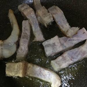 砂锅焖鱼煲的做法 步骤2