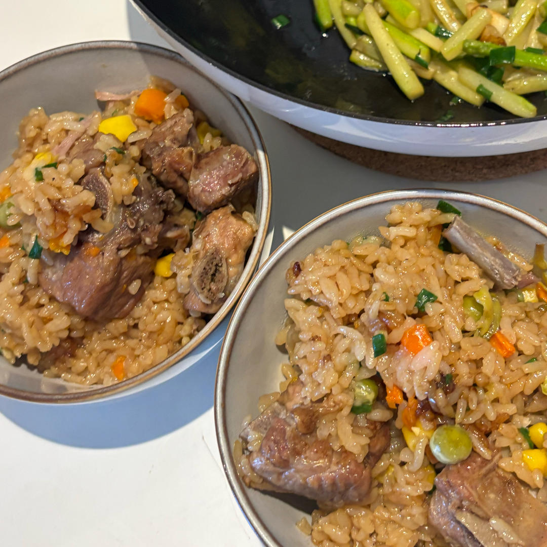 【排骨焖饭】