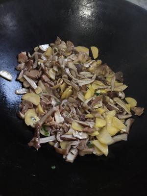 〈大锅炒蘑菇〉，太鲜了。欣小厨 😉的做法 步骤6
