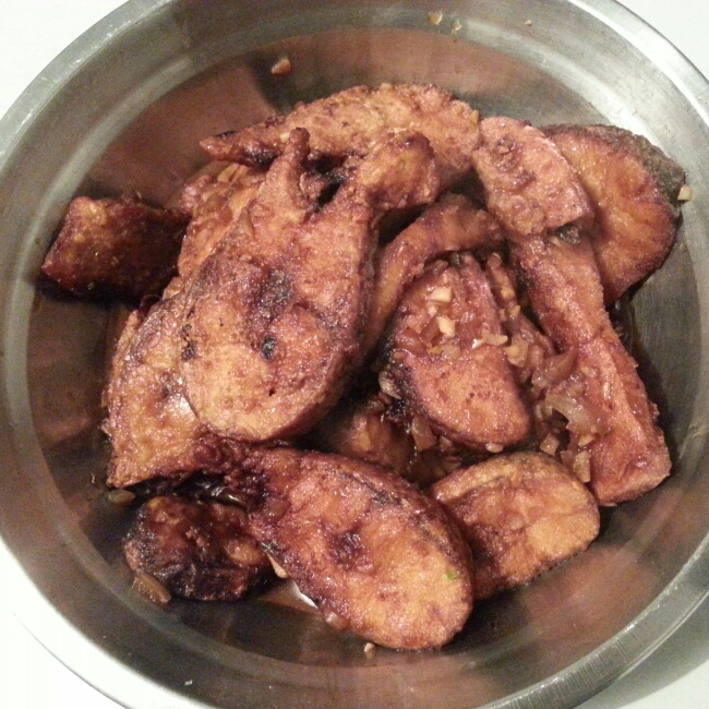 爆鱼。又叫熏鱼。