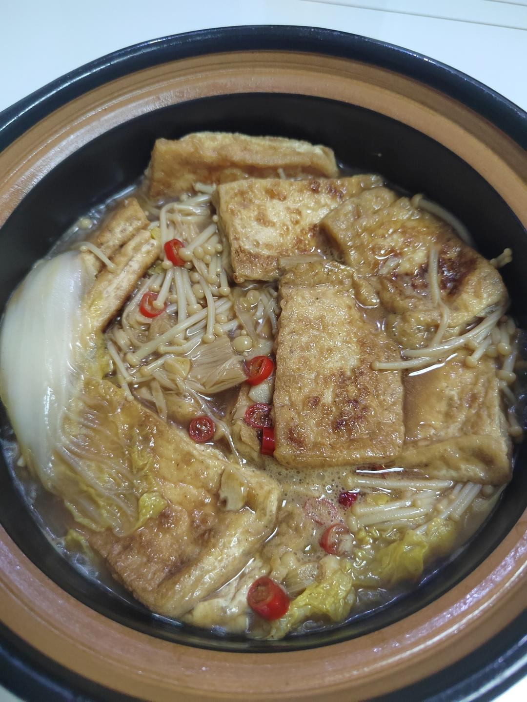 入冬后最合适吃这样一锅暖暖的白菜粉条豆腐煲。豆腐煎至两面金黄，加上白菜粉条咕嘟咕嘟炖一锅，开盖香气扑鼻，家常美味超级下饭，真香。
