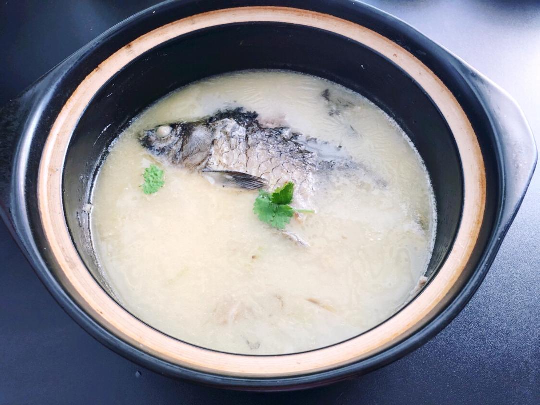 哥特小愤青做的奶白鲫鱼汤