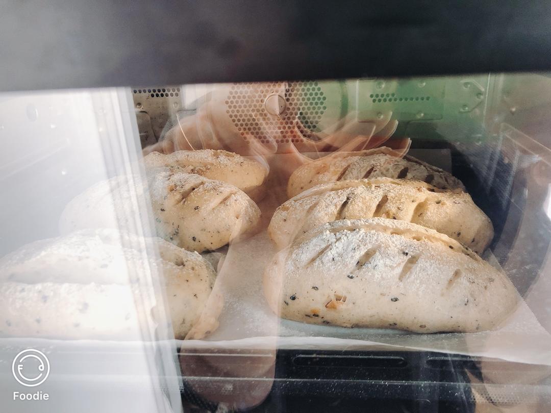 黑麦红枣核桃黑芝麻软欧面包