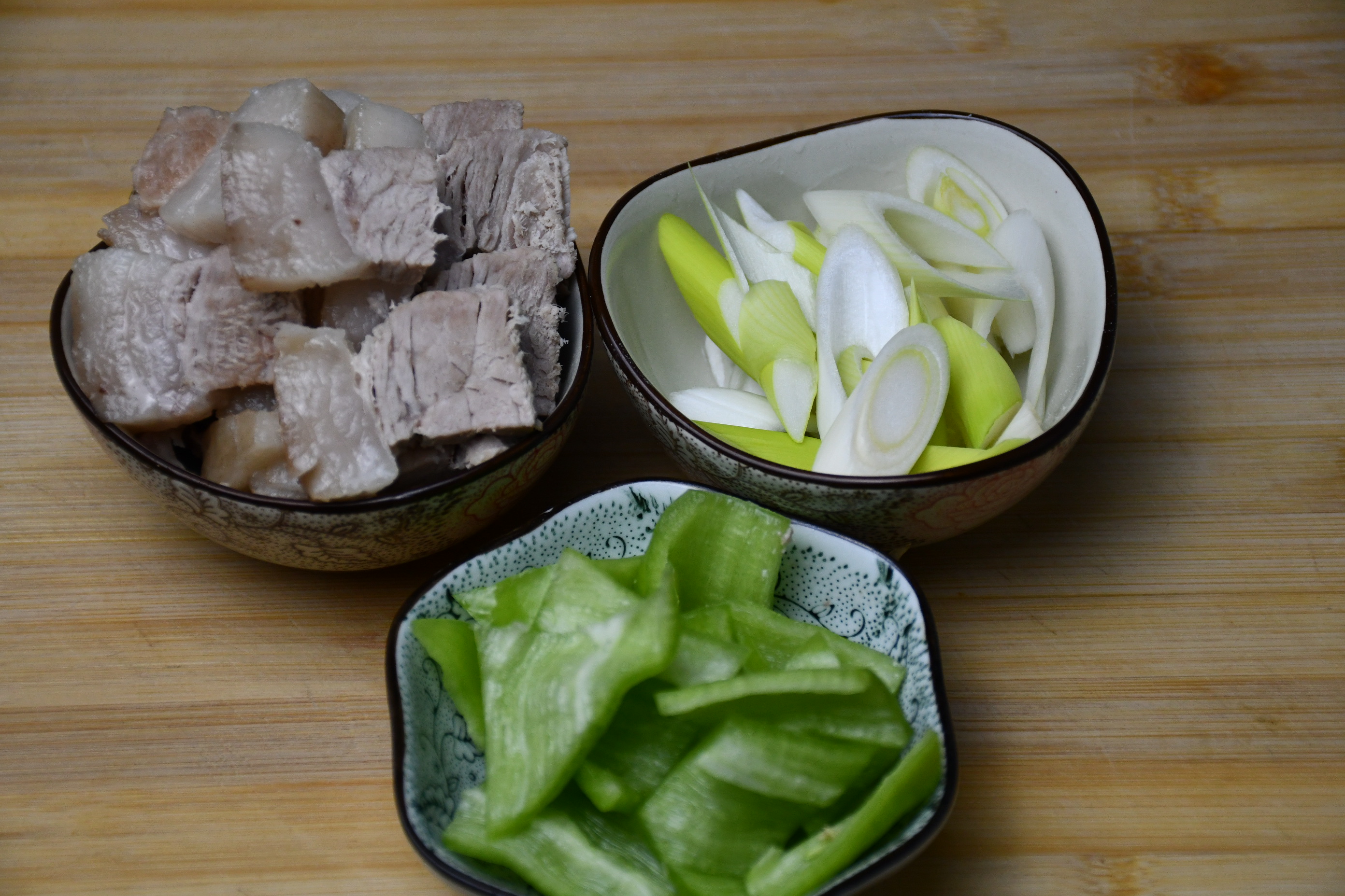 风味人间：我家“回锅肉”这样做，好吃又过瘾，做法还简单，真香的做法 步骤2