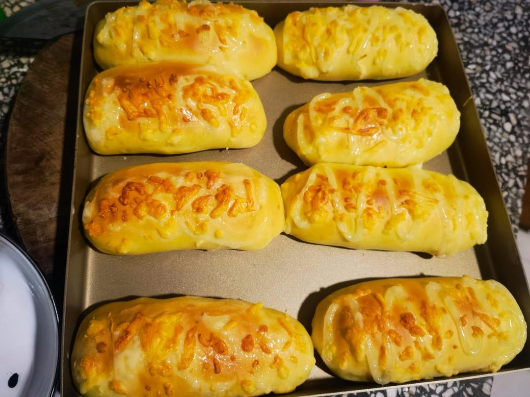 咸蛋黄肉松软面包