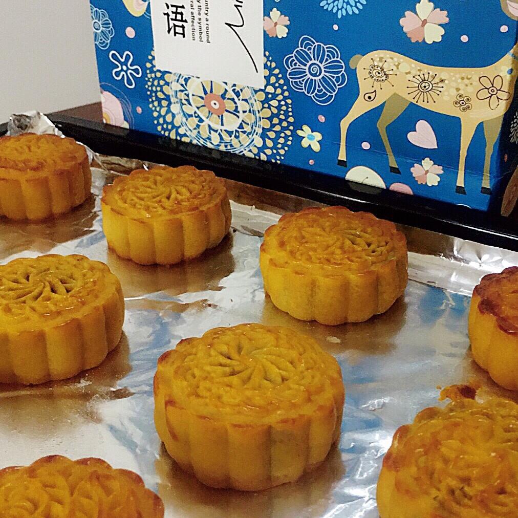 广式莲蓉（豆沙）蛋黄月饼（超详细步骤）