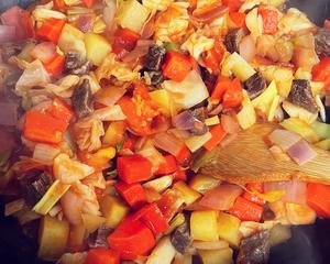 改良版罗宋汤，营养⬆️——不加一滴水的牛肉蔬菜浓汤的做法 步骤6