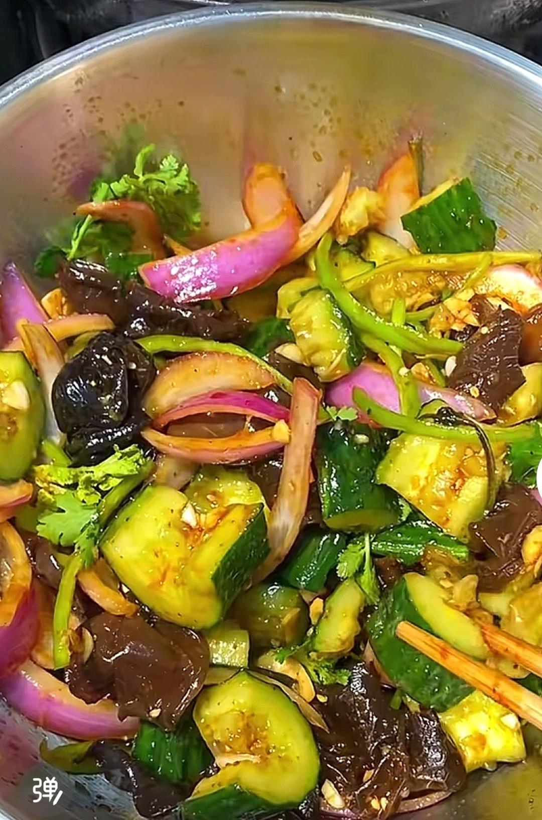 凉拌黄瓜木耳香菜