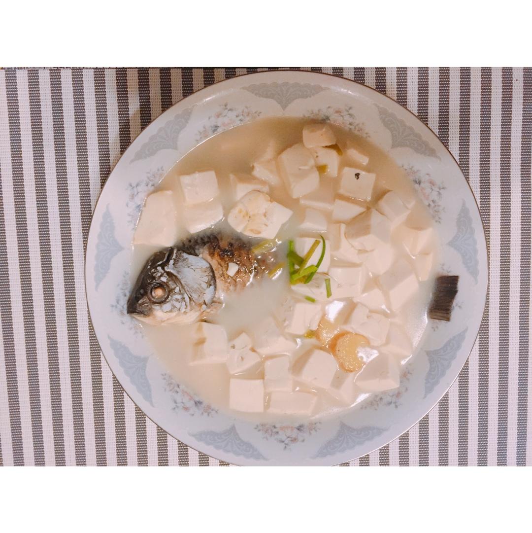 奶白鲫鱼豆腐汤