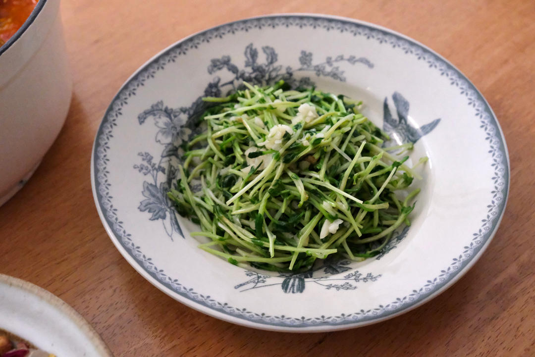 清炒豌豆苗（清炒绿叶菜好吃的秘籍）