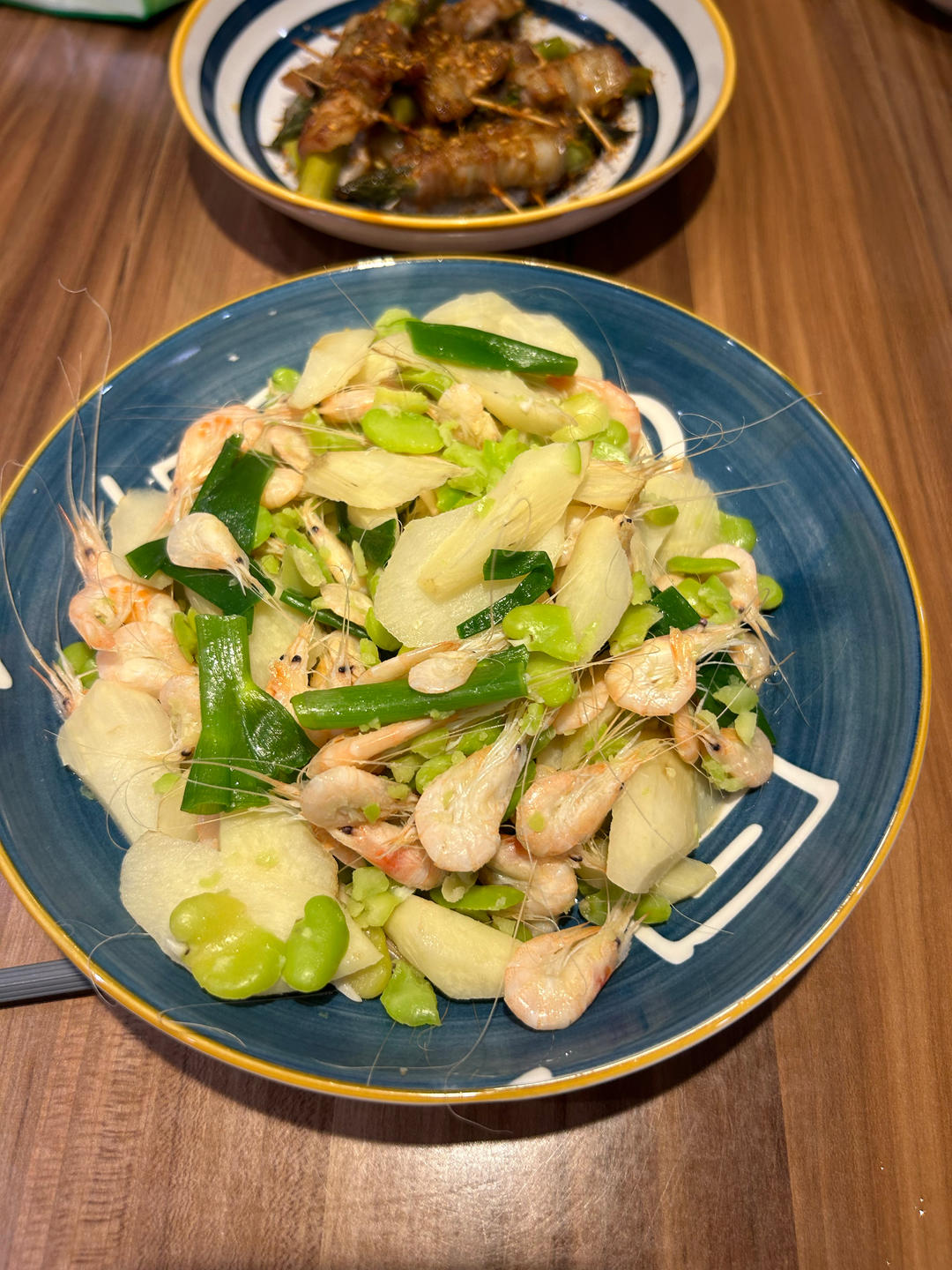 一半是春染就的绿，一半是夏点燃的橘，初夏时令菜
--茭白蚕豆煮河虾🦐