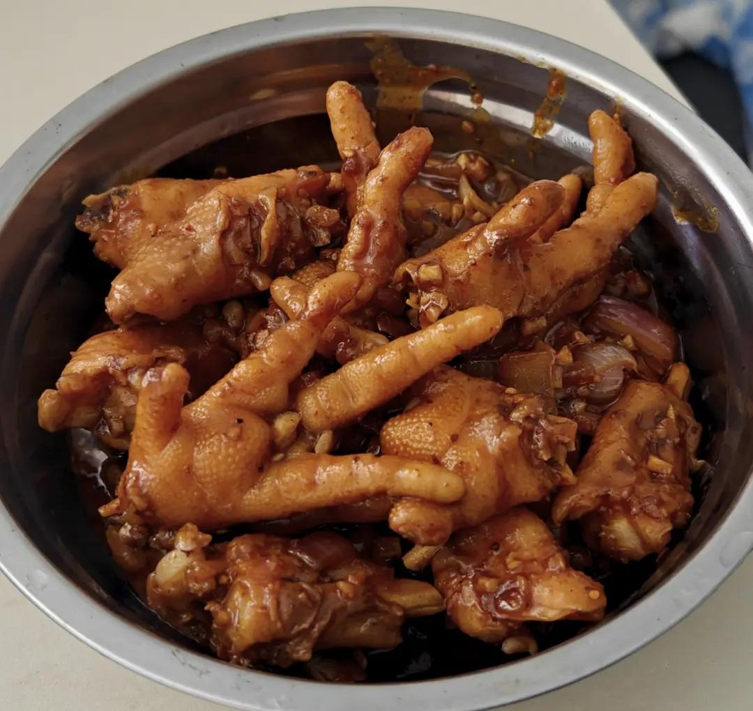 香辣过瘾的红烧酱香鸡爪，好吃到连骨头都不想放过