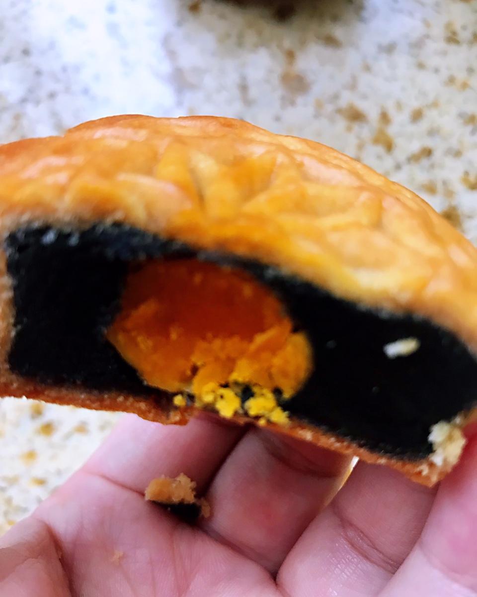 广式月饼，经典五仁，莲蓉蛋黄。