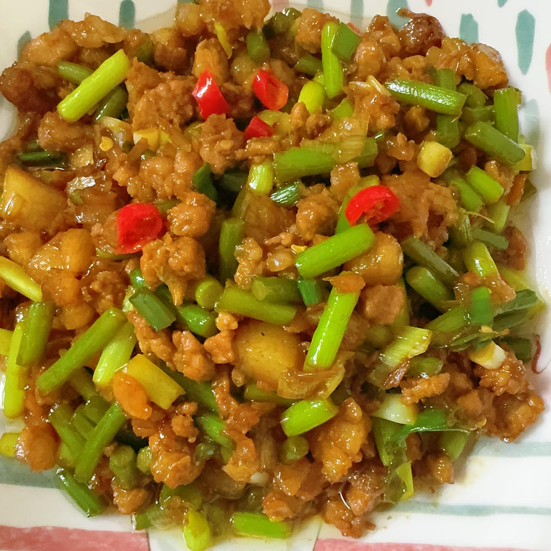 蒜苔炒肉末，三碗米饭都不够吃