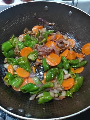 青椒胡萝卜炒肉的做法 步骤6