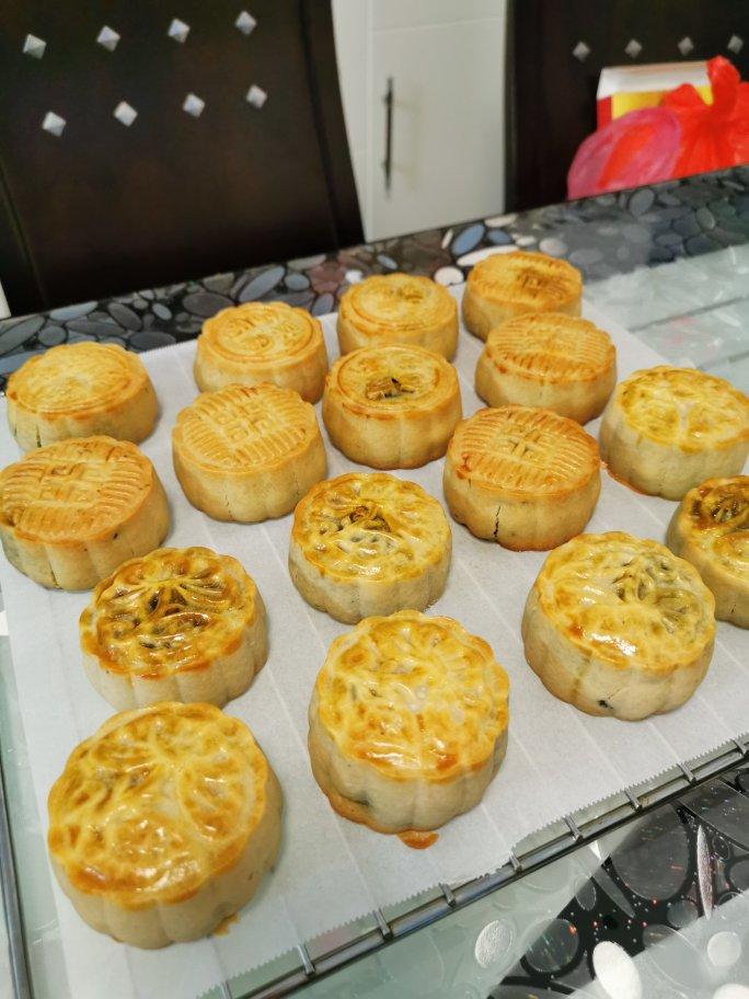 广式月饼—蛋黄芝麻月饼