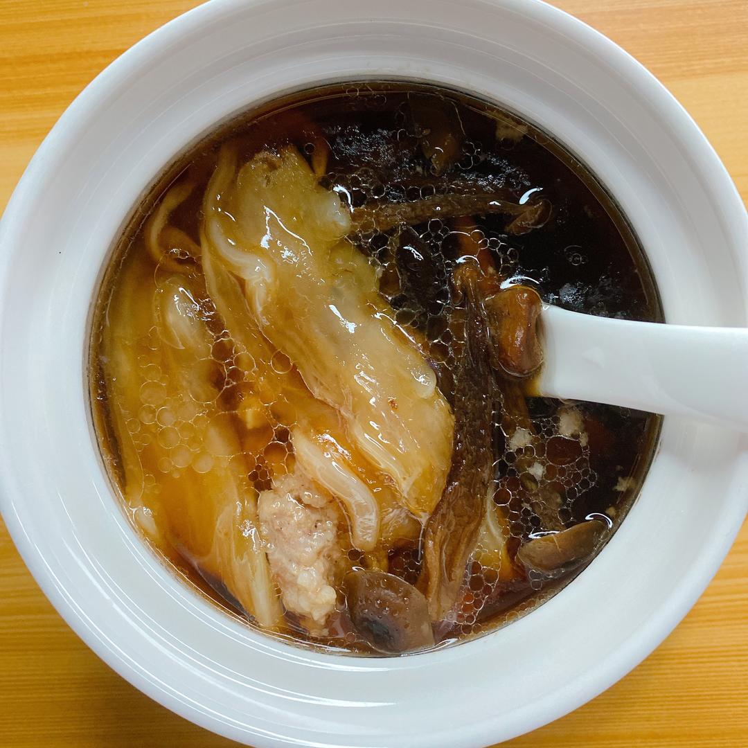 肉沫灵芝鹿茸菇鸡枞菌炖双背鱼胶