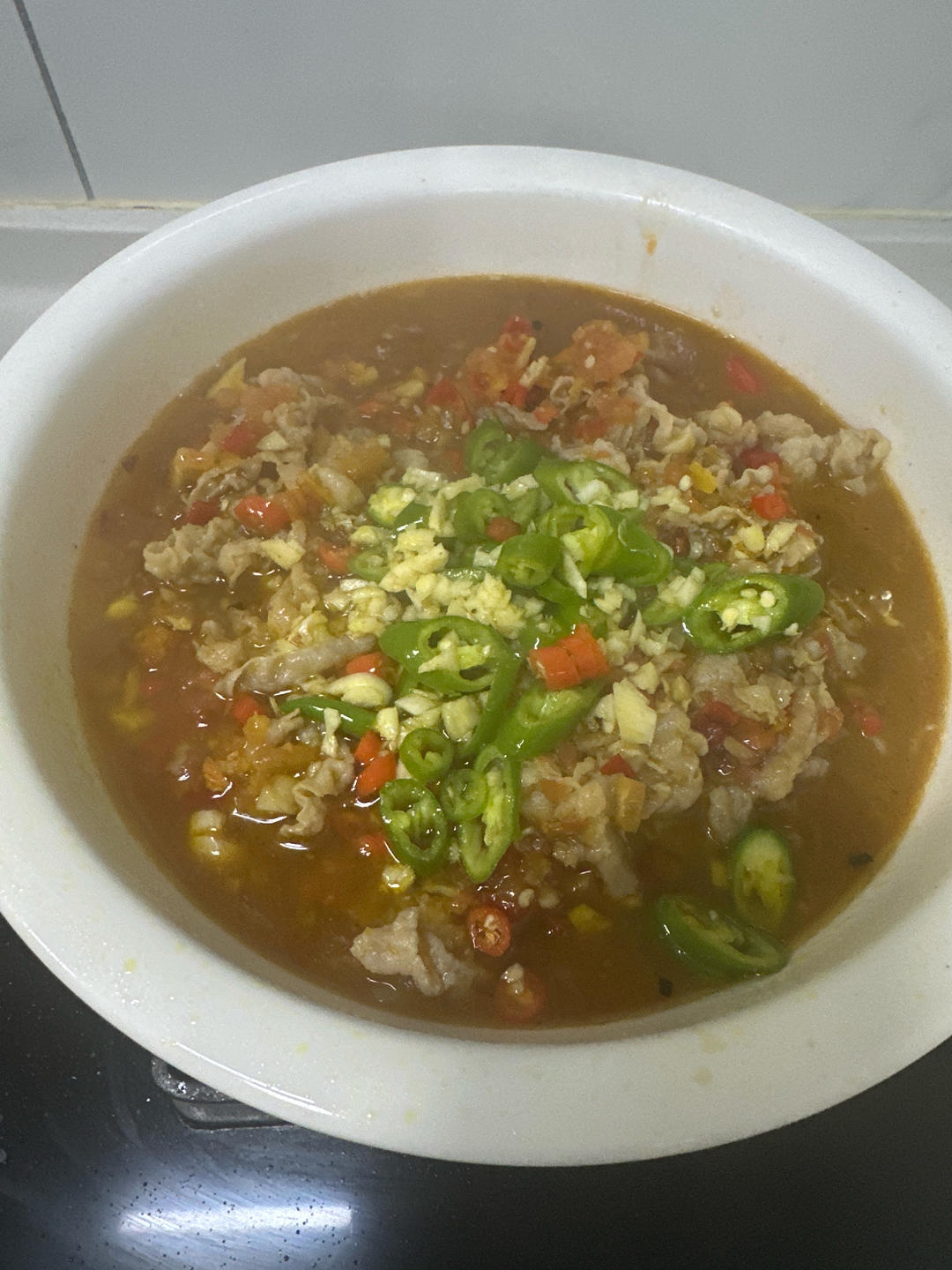 厨师长教你：“酸汤肥牛”的家常做法，金汤鲜香，酸辣开胃