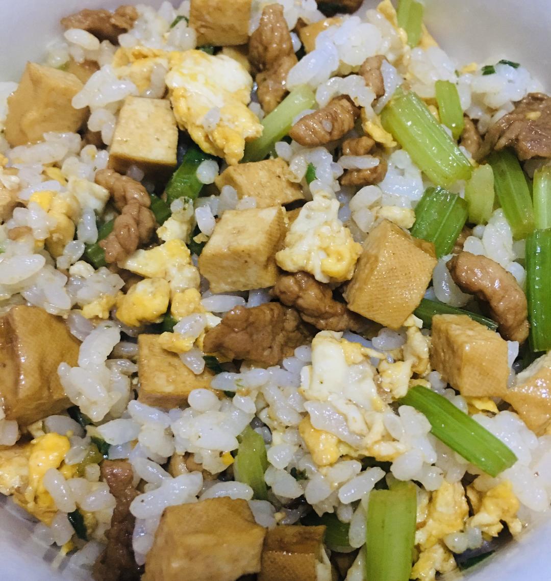 肉丝芹菜香干蛋炒饭