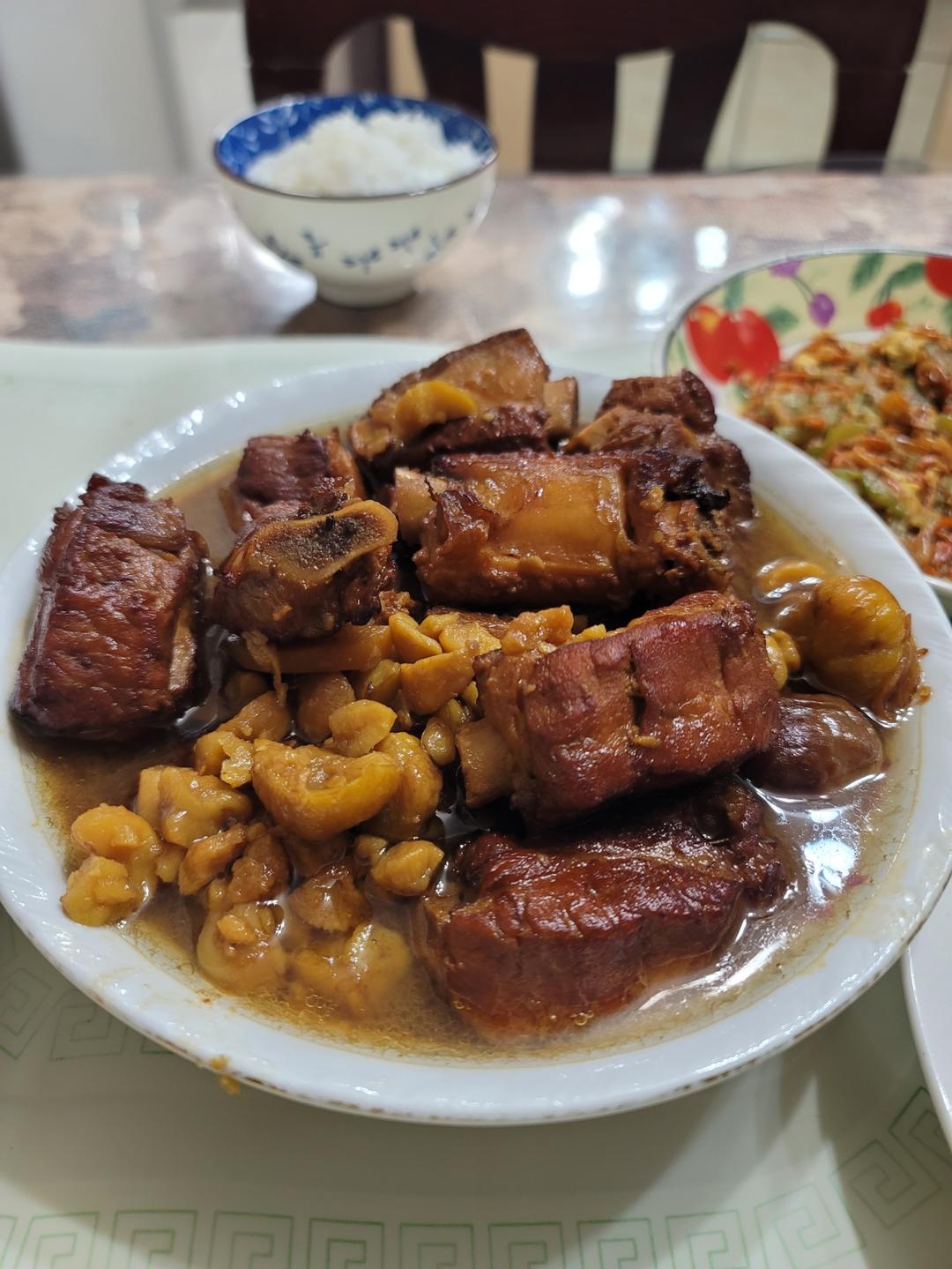 秋日里金灿灿的板栗焖排骨