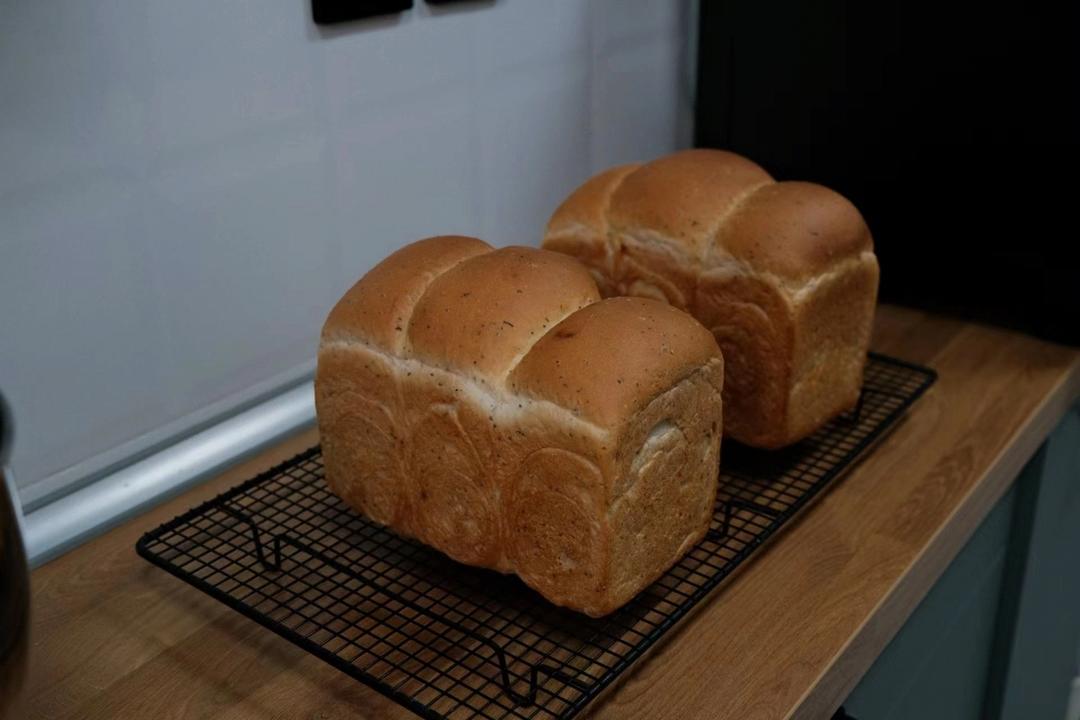 黑芝麻奇亚籽吐司