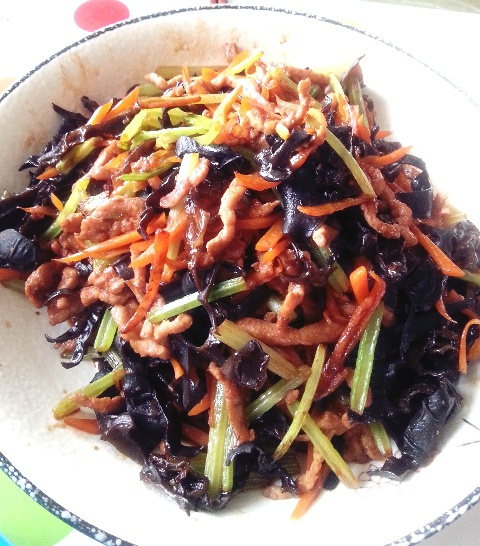 芹菜木耳炒肉丝