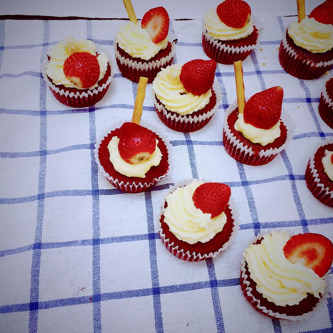 经典红丝绒杯子蛋糕（red velvet cupcake）