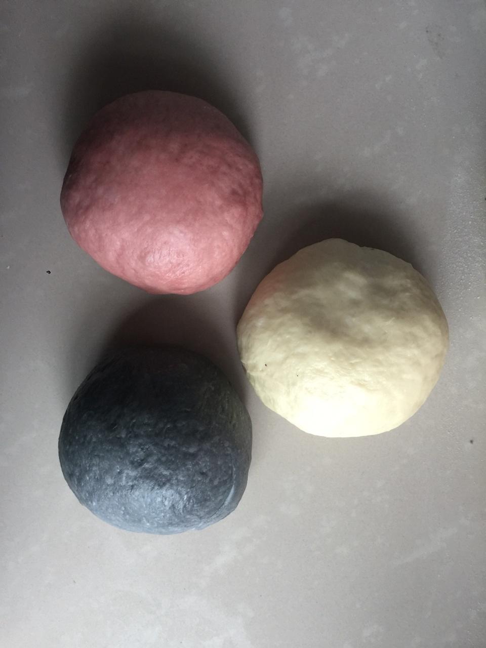 记录两个狂野的辫子三色吐司