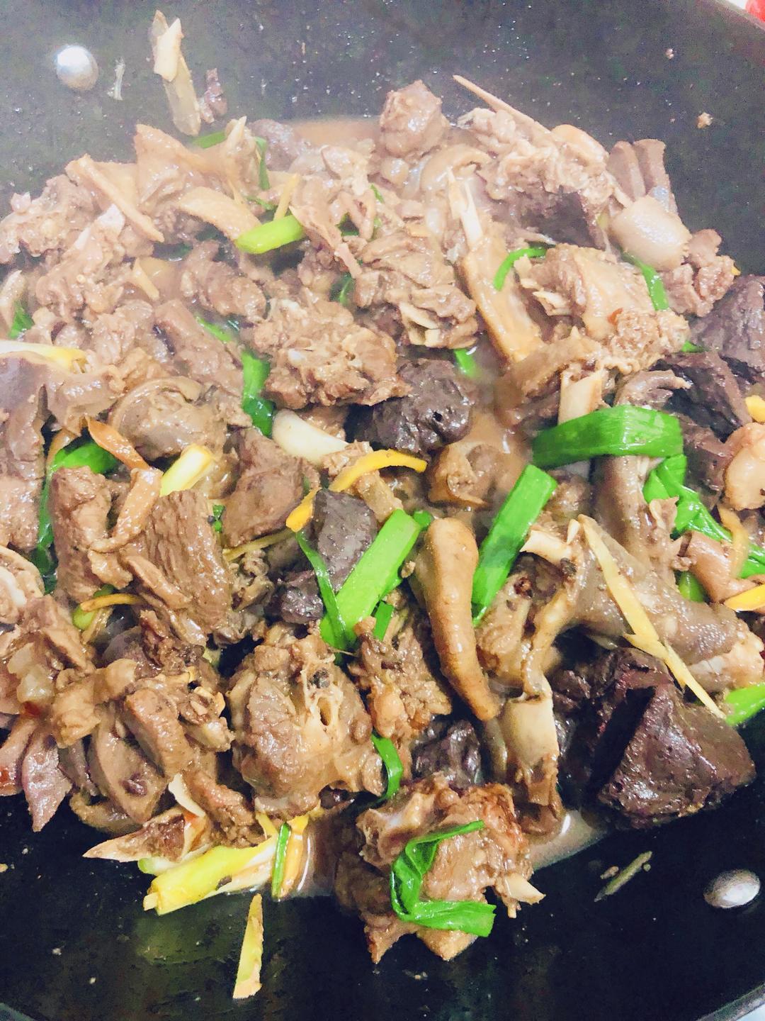 盐适量酱油2勺糖1勺广式焖鹅的做法生姜,大蒜热锅爆香,鹅肉记得要干煸