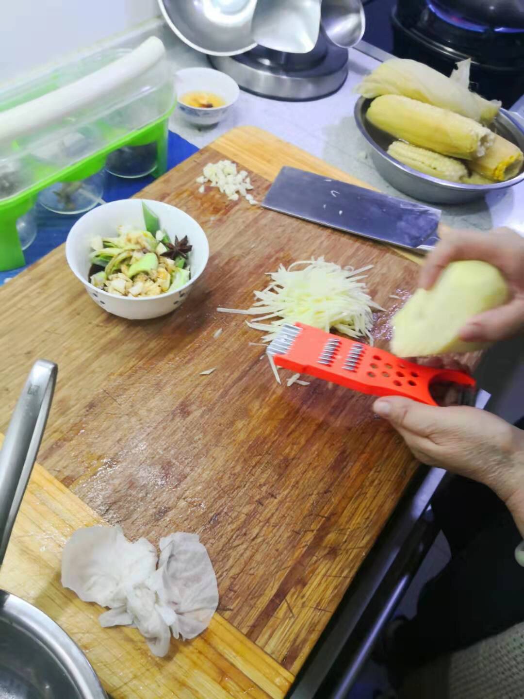 家常芹菜炒土豆丝的做法 步骤1