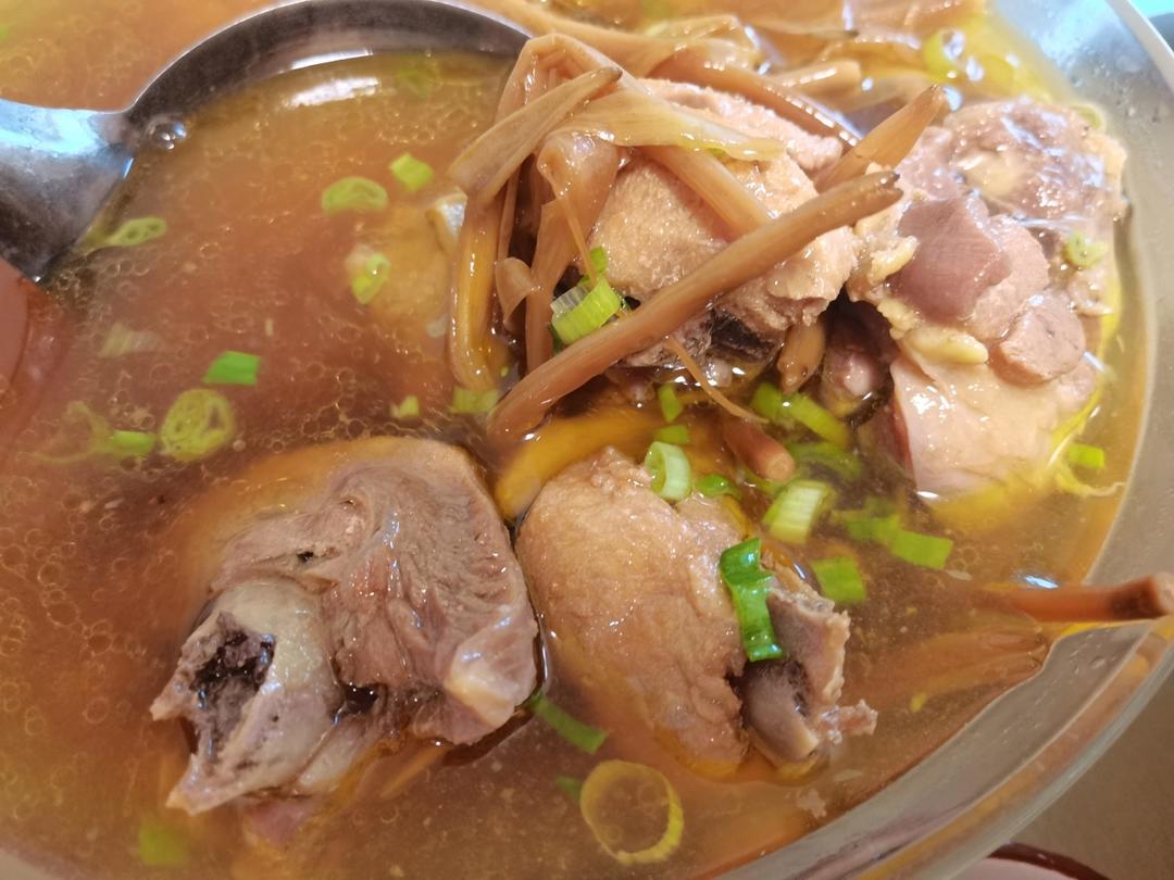 黄花菜炖鸡汤
