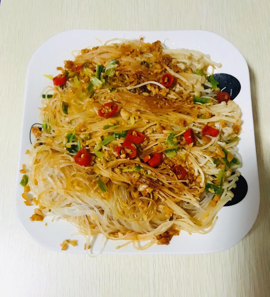 学习做菜的阿闲做的蒜蓉蒸金针菇粉丝(小心上瘾)