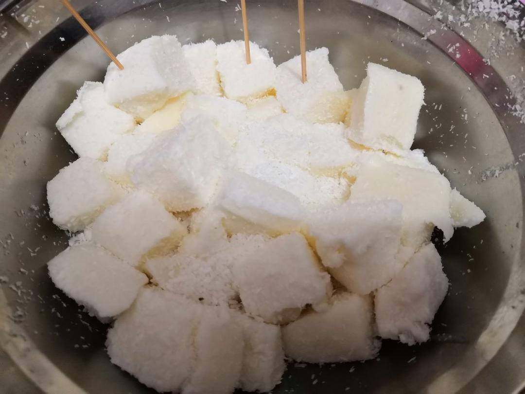 【视频】85度C 椰蓉牛奶小方～不用烤箱的夏日甜点