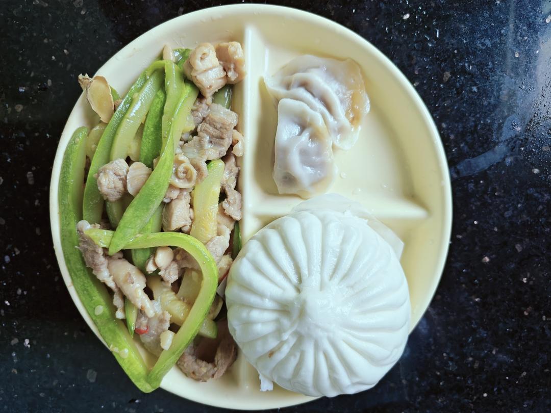 西葫芦炒肉(干锅西葫芦)