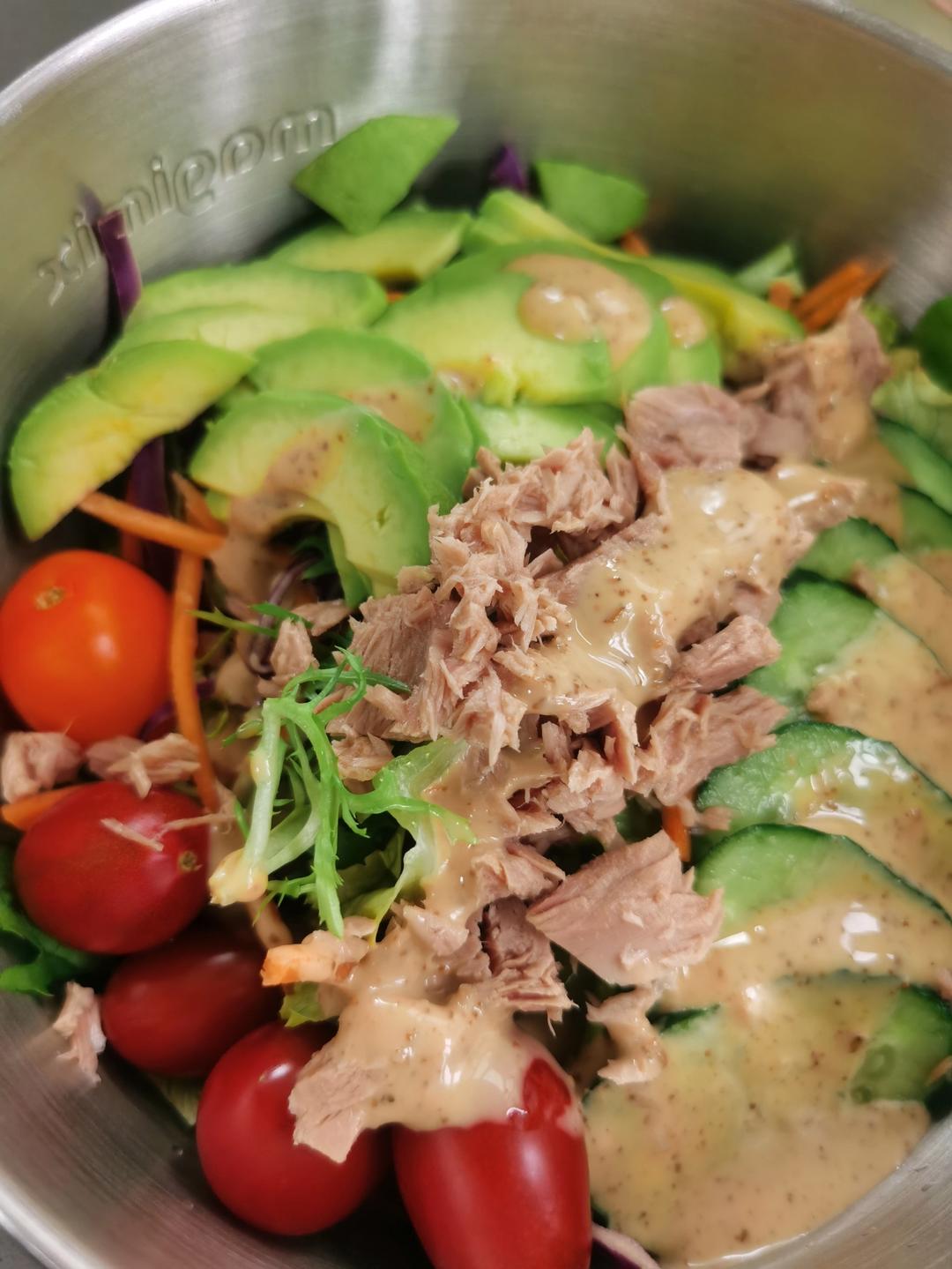 基础但靠谱的金枪鱼牛油果沙拉